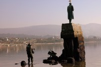 Пам'ятник Жулю Верну на березі моря (Іспанія)
